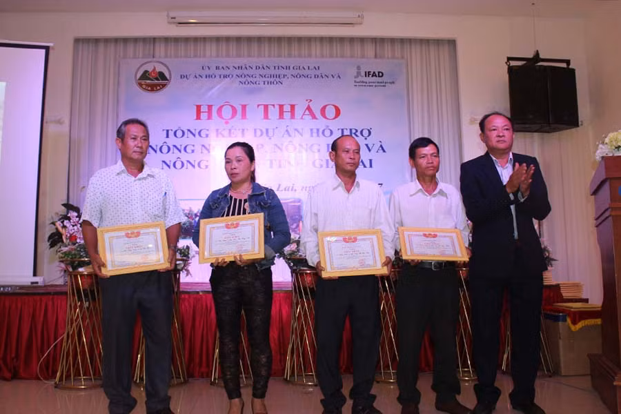 Giám đốc Ban Điều phối Dự án tỉnh trao thuởng những cá nhân có nhiều đóng góp. Ảnh: Nguyễn Diệp Giám đốc Ban Điều phối Dự án tỉnh trao thuởng những cá nhân có nhiều đóng góp. Ảnh: Nguyễn Diệp