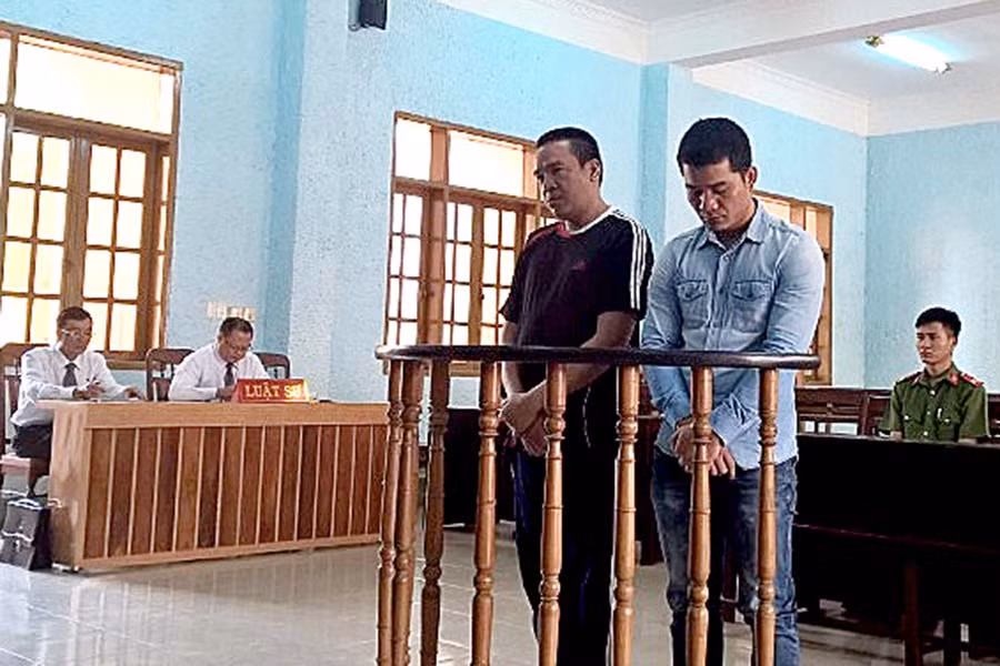  Bị cáo nghe Hội đòng xét xử tuyên án. Ảnh: Võ Văn Cường