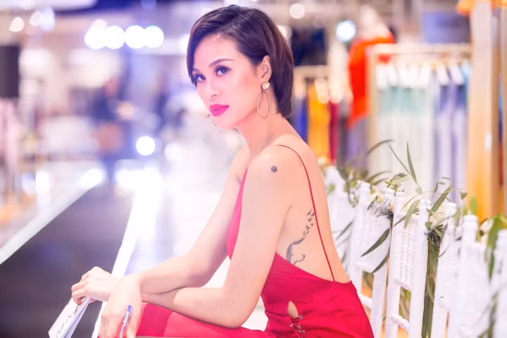  Cựu siêu mẫu tiết lộ, dấu chân mèo là lời cam kết của cô về việc yêu thương và bảo vệ động vật; hình chiếc lông chim và đàn chim tượng trưng cho sự bảo vệ.