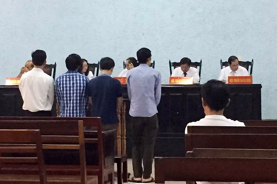  Các bị cáo đứng trước vành móng ngựa. Ảnh: Văn Ngọc