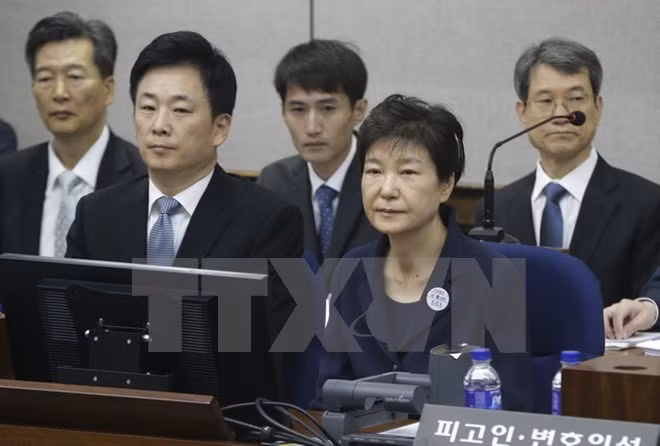 Cựu Tổng thống Hàn Quốc Park Geun-hye (phải, trước) tại Tòa án trung tâm quận Seoul.