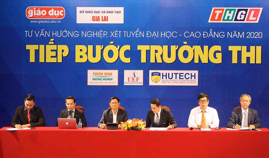  Các khách mời tham gia buổi tư vấn. Ảnh Mộc Trà