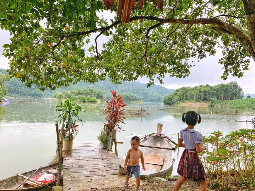 Cách không xa Thủ đô nhưng trên đảo vẫn chưa có điện lưới, không internet, sóng điện thoại cũng chập chờn. Người dân dùng điện từ những chiếc bình ắc quy lớn. (Ảnh: Xuân Mai/Vietnam+) Cách không xa Thủ đô nhưng trên đảo vẫn chưa có điện lưới, không internet, sóng điện thoại cũng chập chờn. Người dân dùng điện từ những chiếc bình ắc quy lớn. (Ảnh: Xuân Mai/Vietnam+)
