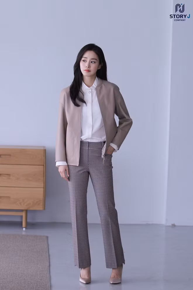 Người đẹp tạo dáng đơn giản trước ống kính và cho thấy vóc dáng thon thả sau hai lần sinh nở. Đôi chân dài của sao phim Nấc thang lên thiên đường cũng gây chú ý - ẢNH: STORY J COMPANY