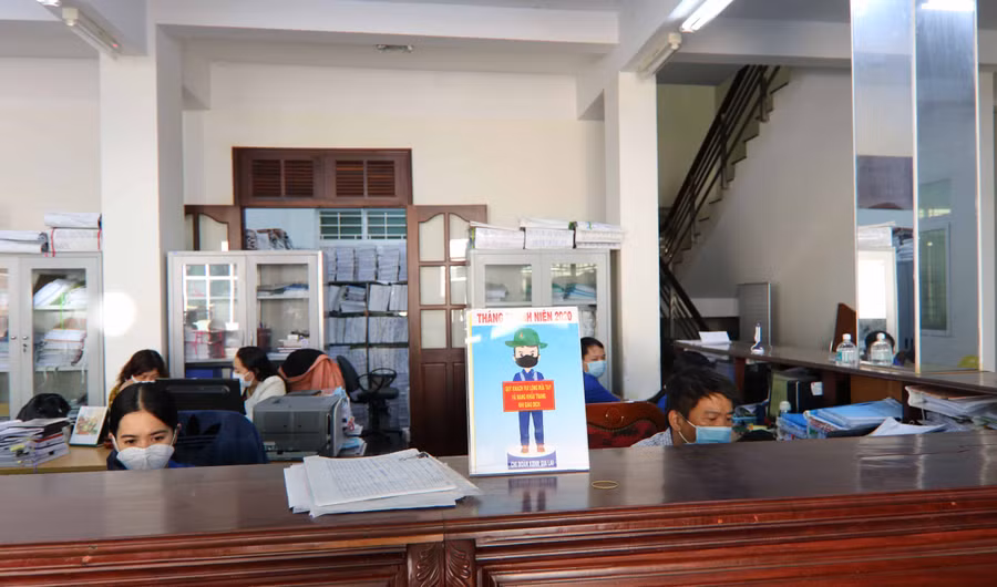 Tất cả cán bộ, công chức, viên chức làm việc tại Kho bạc nhà nước đều phải đeo khẩu trang . Ảnh: Hà Duy