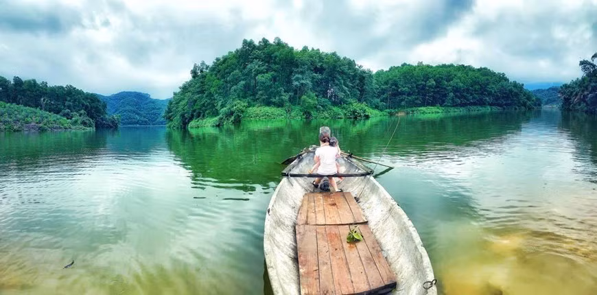 Mùa này, nước đầm xanh ngắt và trong như ngọc, là nơi cư ngụ của hàng trăm loài sinh vật. Bóng cây xanh là nơi cho nhiều loài chim bản địa di trú về trên các đảo. (Ảnh: Xuân Mai/Vietnam+) Mùa này, nước đầm xanh ngắt và trong như ngọc, là nơi cư ngụ của hàng trăm loài sinh vật. Bóng cây xanh là nơi cho nhiều loài chim bản địa di trú về trên các đảo. (Ảnh: Xuân Mai/Vietnam+)