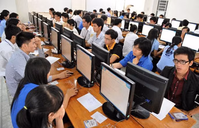  Hiện nay, có hai cách thức để được tuyển dụng vào công chức là thi tuyển và xét tuyển