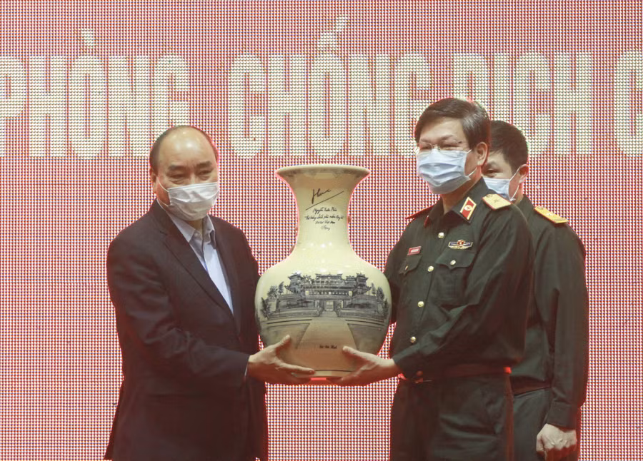  Thủ tướng Chính phủ Nguyễn Xuân Phúc tặng quà cho Cục Quân y, Bộ Quốc phòng. Ảnh T.Vương