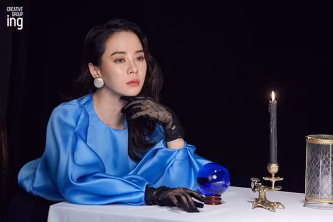 Bộ phim Sương hoa điếm giúp Song Ji Hyo góp mặt trong danh sách đề cử lễ trao giải uy tín nhất Hàn Quốc. Tuy phim rất thành công với doanh thu lớn nhưng nữ diễn viên lại nhận về nhiều lời chỉ trích khi đóng cảnh nóng quá táo bạo với Jo In Sung. Vì vai diễn này mà sự nghiệp của Song Ji Hyo bị gián đoạn trong một thời gian dài, thậm chí cô phải đi du học để tránh xa dư luận.