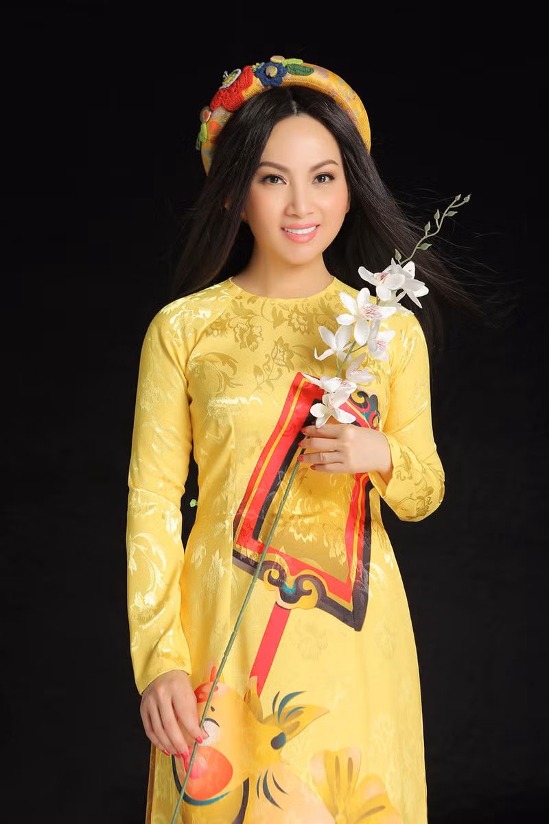 Trong bộ ảnh mới, ca sĩ tỷ phú Hà Phương diện áo dài họa tiết rực rỡ của nhà thiết kế Thủy Nguyễn.