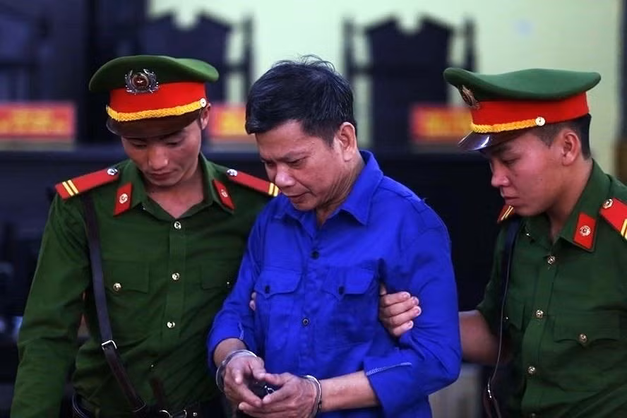  Bị cáo Lò Văn Huynh (giữa) tại phiên tòa sơ thẩm. Ảnh: C.Ngô.