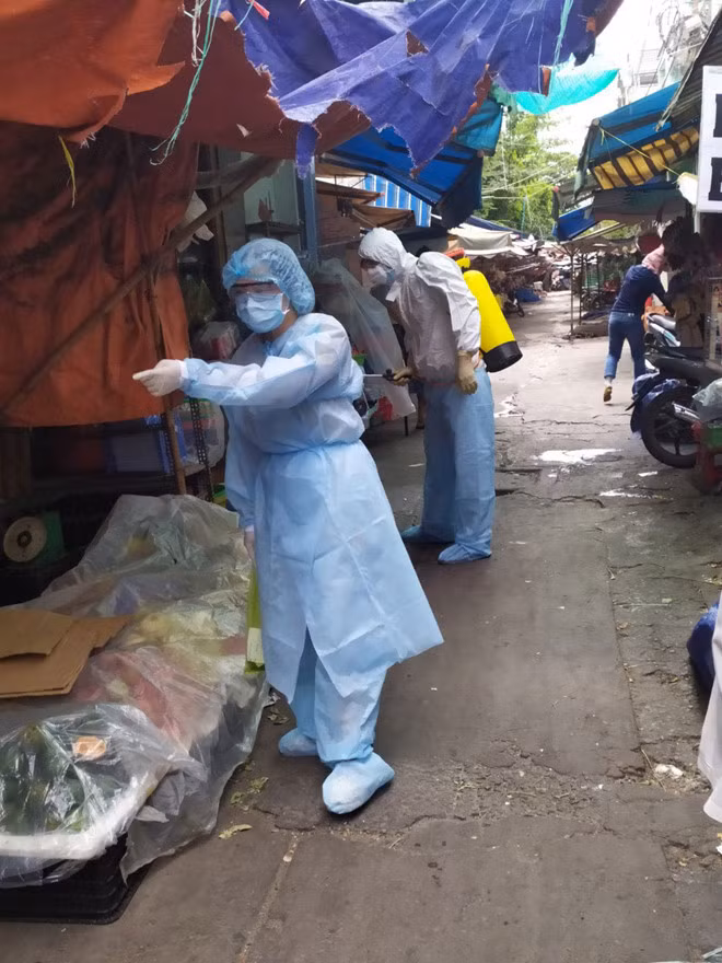  Nhân viên Trung tâm y tế Q.Liên Chiểu lên xe để kiểm tra sức khỏe đối với các hành khách - Ảnh: Huy Đạt