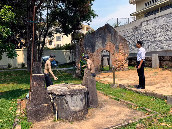 Di tích Giếng nước sinh hoạt của các tù nhân bị giam giữ tại Nhà lao. Ảnh: P.L