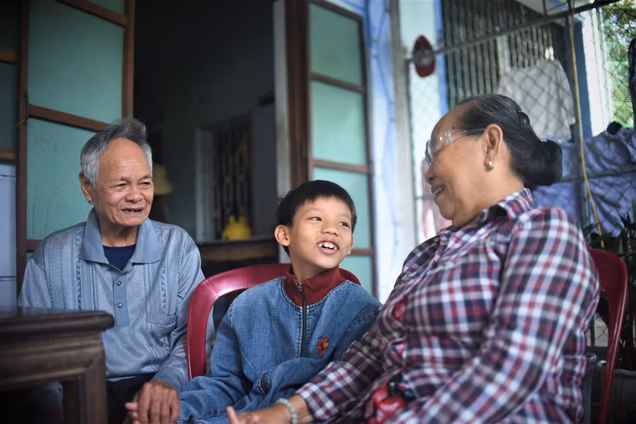 Đến cuối tuần, Thanh lại được các chiến sĩ chở về thăm ông bà ngoại. Mỗi khi về thăm ngoại, cậu bé lại ríu rít nói cười, kể về những anh chị trong Đồn Biên phòng Tuy Hòa - Ảnh: LÂM THIÊN