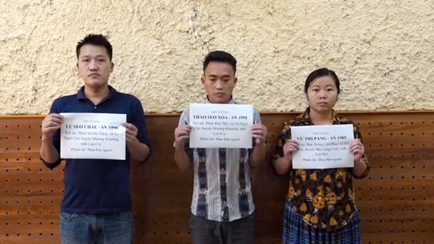 Ba bị can tại cơ quan công an.