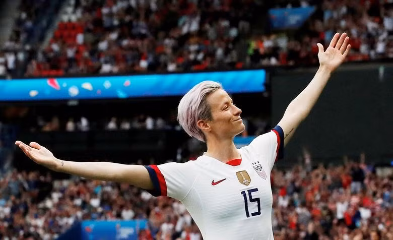 Cầu thủ nữ Megan Rapinoe của Mỹ ăn mừng ghi bàn thắng đầu tiên trong trận chung kết World Cup nữ tại Paris, Pháp, ngày 28.6.2019. Ảnh: Reuters