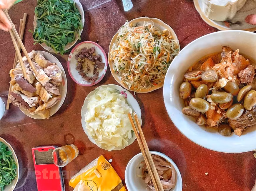 Thường thức bữa trưa với 'đặc sản' hoàn toàn cây nhà lá vườn của người dân: măng ngoài vườn, cá dưới đầm, gà ngoài vườn... (Ảnh: Xuân Mai/Vietnam+) Thường thức bữa trưa với 'đặc sản' hoàn toàn cây nhà lá vườn của người dân: măng ngoài vườn, cá dưới đầm, gà ngoài vườn... (Ảnh: Xuân Mai/Vietnam+)