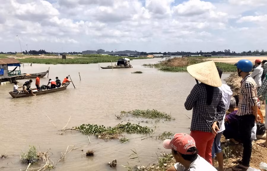  Lực lượng chức năng tỉnh An Giang tổ chức tìm kiếm hai em Th. và T. tại khu vực rạch Tầm Bót (giáp sông Hậu) nơi gần điểm phát hiện dép và quần áo của hai em ở trên bờ. (Ảnh: Công Mạo/TTXVN)