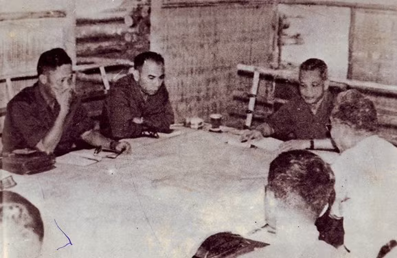 Ngày 25-2-1975, tại một cánh rừng ở Đak Lak, Đại tướng Văn Tiến Dũng và Bộ Tư lệnh chiến dịch họp, quyết định mở Chiến dịch Tây Nguyên (Ảnh tư liệu).