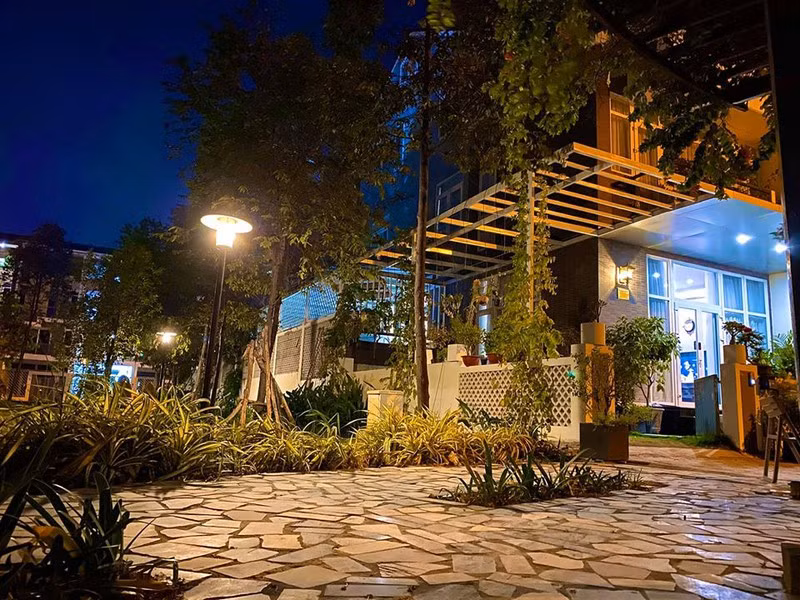 Chị cho rằng cuộc sống trong ngôi nhà rộng, thoáng mát, có nhiều cây xanh sẽ khiến các thành viên trong gia đình thoải mái hơn. Chị cho rằng cuộc sống trong ngôi nhà rộng, thoáng mát, có nhiều cây xanh sẽ khiến các thành viên trong gia đình thoải mái hơn.