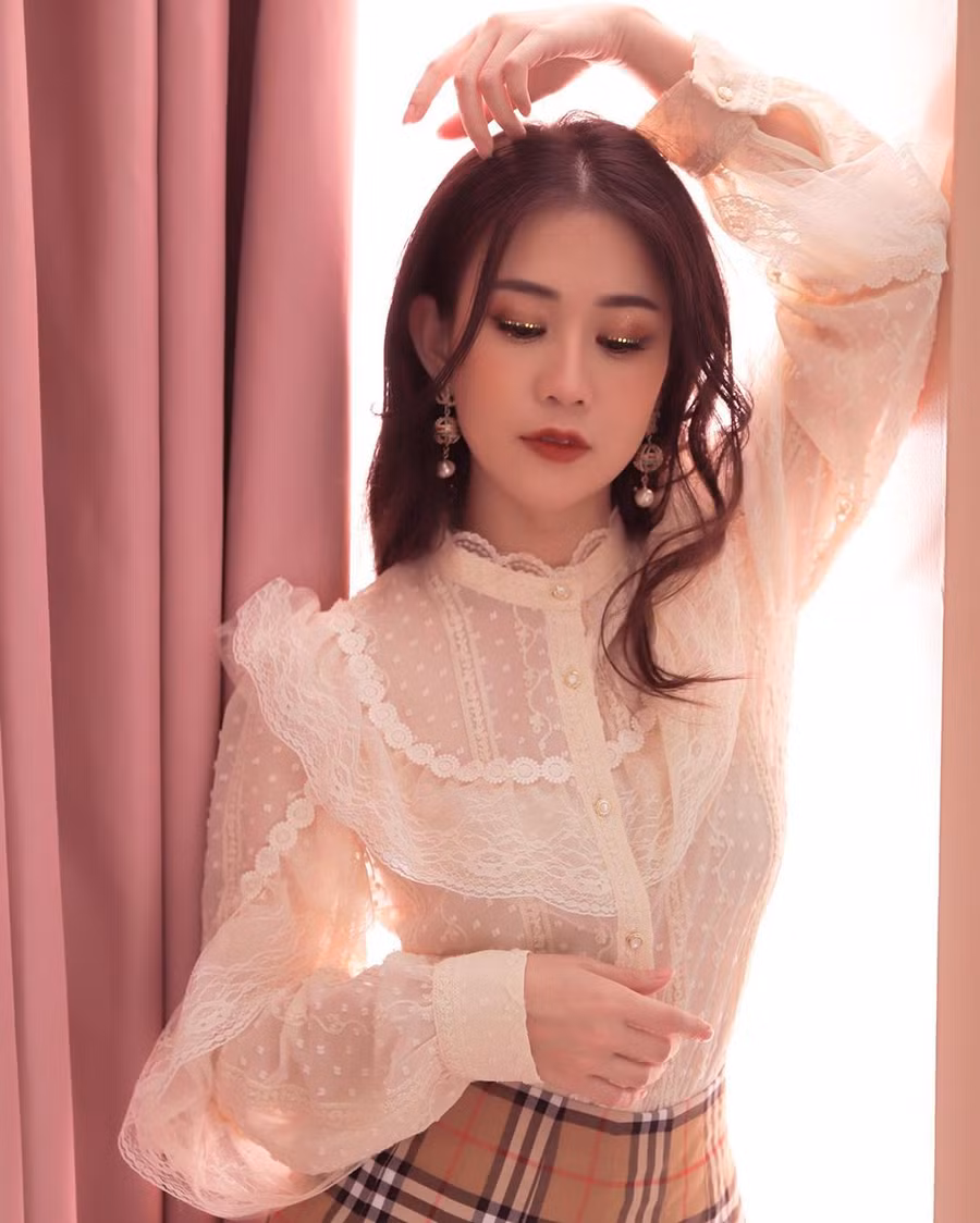 Hot girl – diễn viên Ngọc Thảo yêu bất chấp đúng sai: “Yêu em chẳng biết ngày mai, yêu em chả biết đúng sai là gì”.