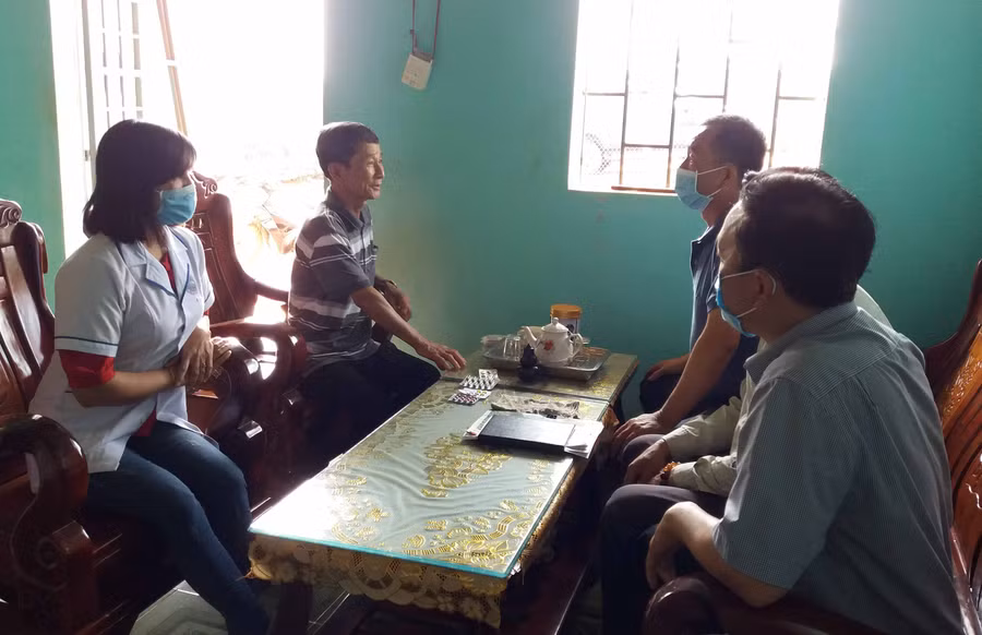 Nhân viên y tế tuyên truyền phòng, chống lao tại hộ gia đình. Ảnh: Như Nguyện