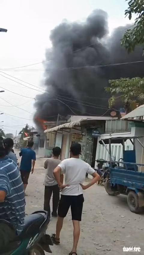 Ngọn lửa bao trùm nhà xưởng - Ảnh: CTV
