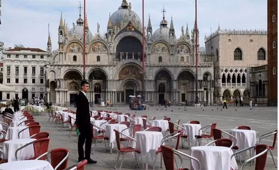 Nhà hàng trước Quảng trường St Mark vắng khách sau khi Chính phủ Italy ban bố sắc lệnh phong tỏa. (Ảnh: Reuters) Nhà hàng trước Quảng trường St Mark vắng khách sau khi Chính phủ Italy ban bố sắc lệnh phong tỏa. (Ảnh: Reuters)