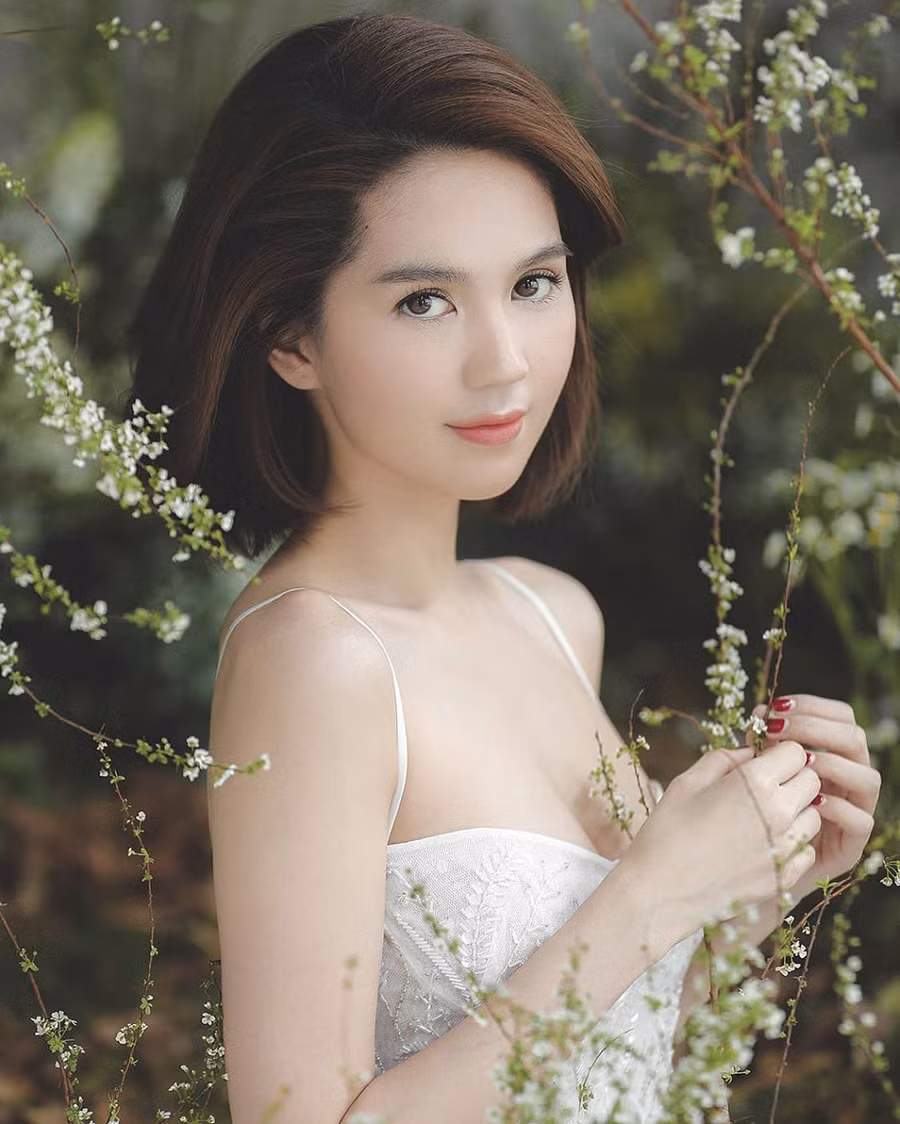 Ngọc Trinh bỏ ngoài tai lời bàn tán của thiên hạ: “Nên hiểu, quản miệng người dưng là điều khó nhất mà cũng ngu ngốc nhất. Nếu phải sống, chỉ nên sống theo những gì trong lòng mình mách bảo. Nếu phải nghe thì chỉ nên nghe những điều mình muốn nghe. Còn lại, chẳng cần thiết phải bỏ vào tai, cũng không phải nhớ làm gì. Bởi lời thiên hạ nói cũng chẳng được lâu, còn bạn vẫn là người sống cuộc đời của riêng mình”.