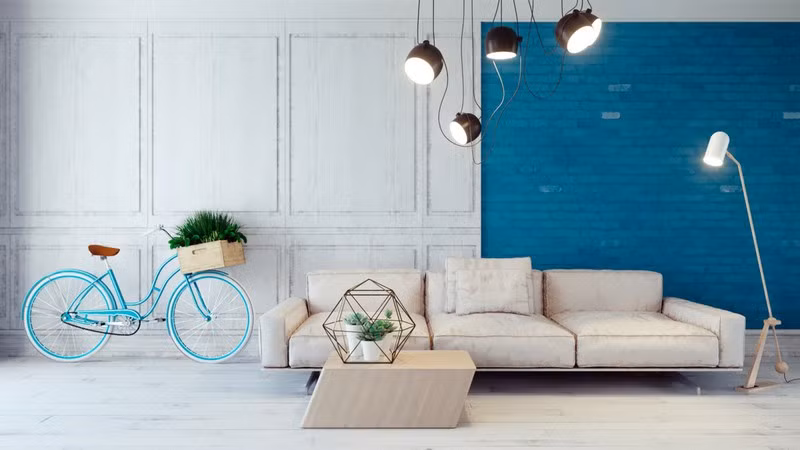 Chiếc xe đạp trang trí tạo nên hiệu ứng bất ngờ cho phòng khách.