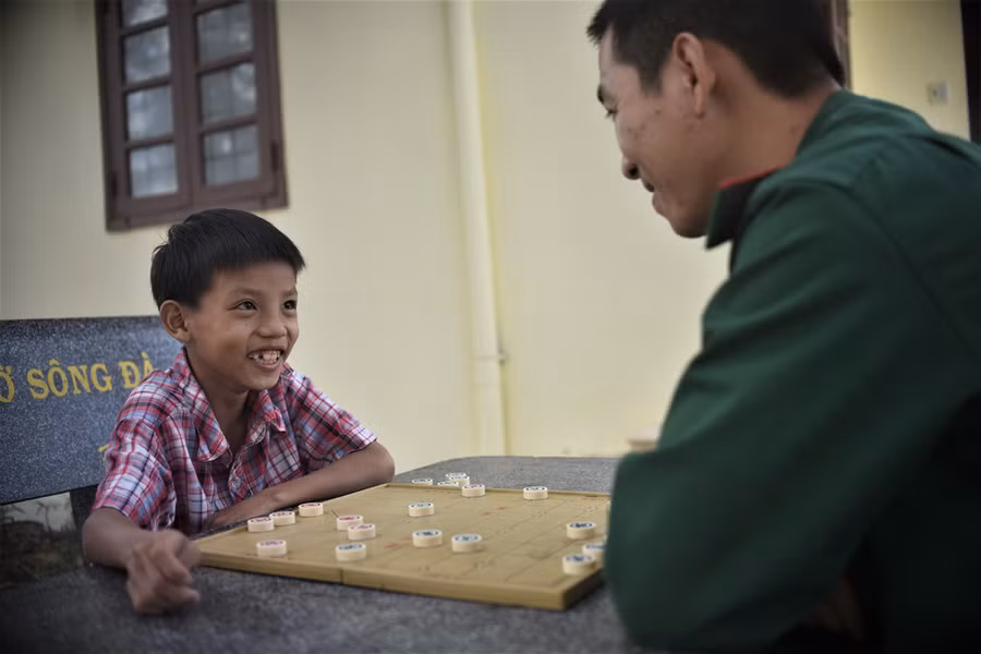 Những lúc rảnh rỗi, trò giải trí yêu thích của Thanh và các chiến sĩ là đánh cờ tướng. Đây là trò chơi giúp Thanh và các chiến sĩ gần gũi nhau hơn - Ảnh: LÂM THIÊN