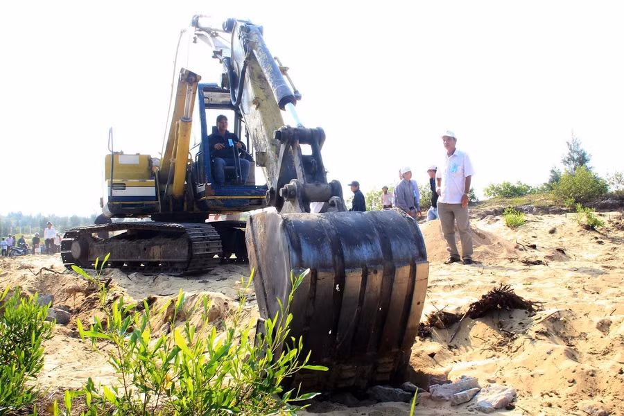 Việc lấn chiếm đất công tại Khu kinh tế Nhơn Hội lại diễn ra theo kiểu “xử lý cứ xử, lấn chiếm cứ lấn”. Ảnh: Dũ Tuấn.