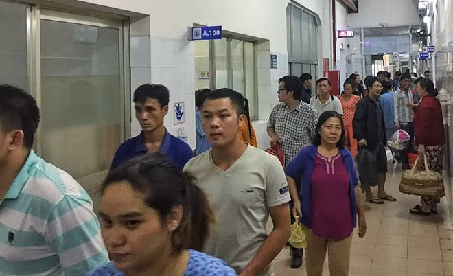 Tại khoa sản dù nửa đêm vẫn luôn đông đúc. Ảnh: Trung Du