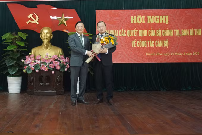 Đồng chí Nguyễn Khắc Định trao quyết định và chúc mừng đồng chí Nguyễn Anh Tuấn.