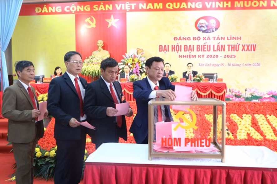 Các đảng viên bỏ phiếu bầu Ban Chấp hành Đảng bộ xã Tản Lĩnh (huyện Ba Vì), nhiệm kỳ 2020-2025. Ảnh: Tuấn Lương