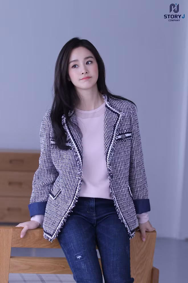 Khả năng diễn xuất của Kim Tae Hee được người xem đánh giá là rất tiến bộ, thể hiện được nỗi khổ và tính cách đặc trưng của “ma nữ” Cha Yoo Ri. Cô cũng thừa nhận rằng vai diễn này rất giống bản thân ngoài đời - ẢNH: STORY J COMPANY