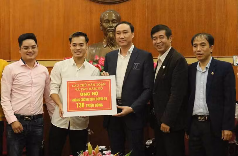 Tiền đạo Nguyễn Văn Toàn (thứ 2, trái sang) trao 130 triệu đồng cho Ủy ban Trung ương Mặt trận Tổ quốc Việt Nam. Ảnh: Chung Phan