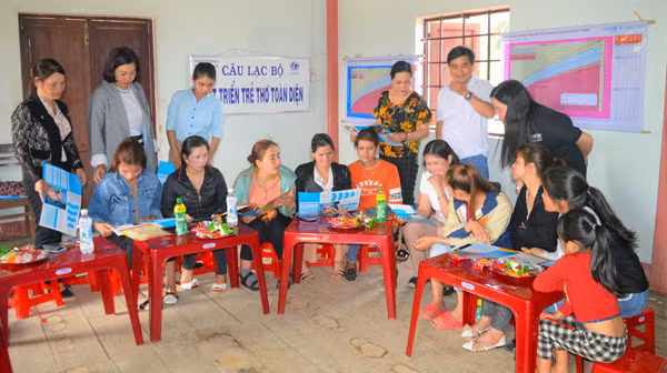  Thành viên Ban Quản lý Dự án Phát triển trẻ thơ toàn diện tỉnh phối hợp tuyên truyền về cách phòng dịch bệnh cho các bà mẹ làng Hàng Nừng (xã Sơn Lang, huyện Kbang). Ảnh: Đ.Y