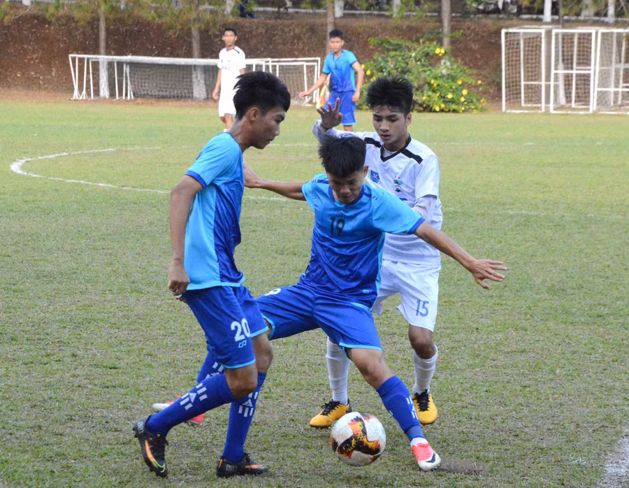 Cầu thủ U19 HA.GL 1 (áo trắng) trong trận đấu gặp U19 Phú Yên (xanh). Ảnh: Minh Vỹ