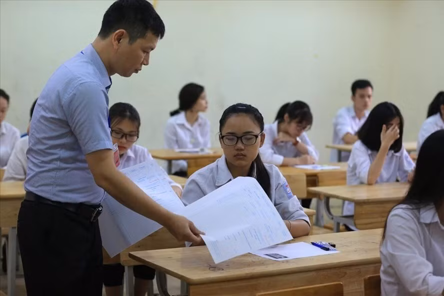 Kỳ thi THPT quốc gia luôn gây áp lực, tốn kém chi phí trong khi tỉ lệ tốt nghiệp lên tới hơn 97% liệu có còn cấn thiết? Ảnh: Hải Nguyễn