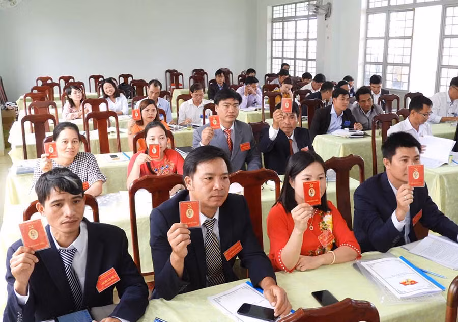  Đảng viên Trung tâm Văn hóa-Thông tin và Thể thao huyện Chư Pưh biểu quyết các chỉ tiêu công tác xây dựng Đảng. Ảnh: T.N
