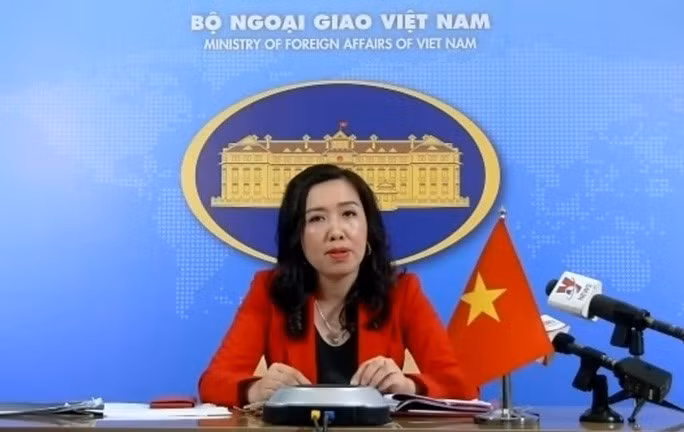 Người Phát ngôn Bộ Ngoại giao Lê Thị Thu Hằng tại cuộc họp báo thường kỳ của Bộ Ngoại giao được tiến hành trực tuyến vào chiều nay 26-3