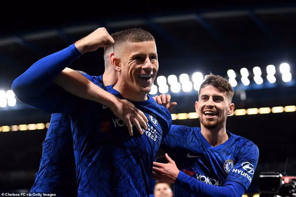 Niềm vui của các cầu thủ Chelsea sau khi Ross Barkley nâng tỉ số lên 2-0 - Ảnh: GETTY IMAGES