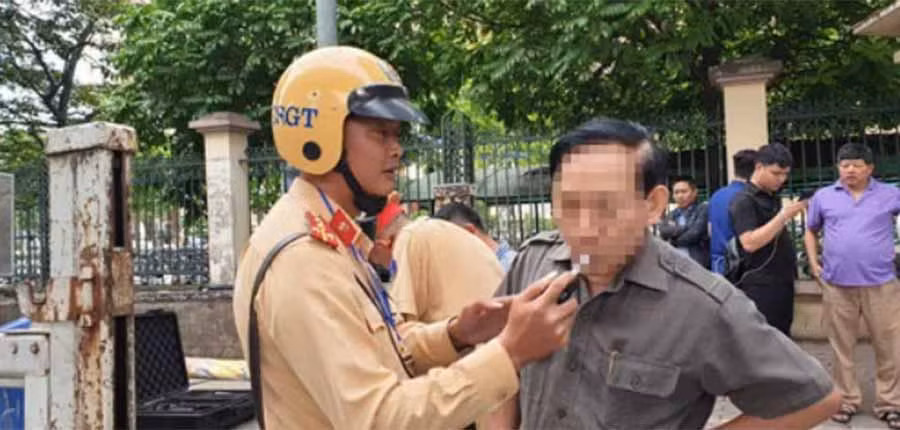  CSGT TP Hà Nội kiểm tra nồng độ cồn đối với người tham gia giao thông Ảnh: HUY THANH