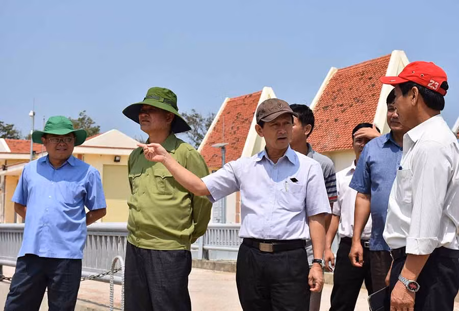  Bí thư Tỉnh ủy Dương Văn Trang (thứ ba từ trái sang) kiểm tra tiến độ thi công hệ thống kênh mương hồ chứa nước Ia Mơr. Ảnh: Trần Dung