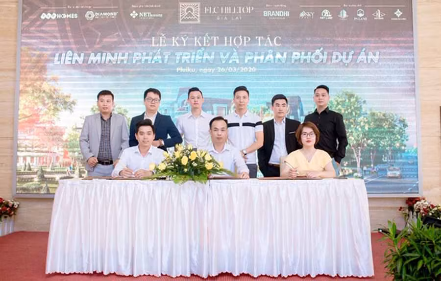 Lễ ký kết hợp tác liên minh phát triển và phân phối dự án FLC Hilltop Gia Lai đem lại sức sống mới cho thị trường bất động sản Gia Lai. Lễ ký kết hợp tác liên minh phát triển và phân phối dự án FLC Hilltop Gia Lai đem lại sức sống mới cho thị trường bất động sản Gia Lai.