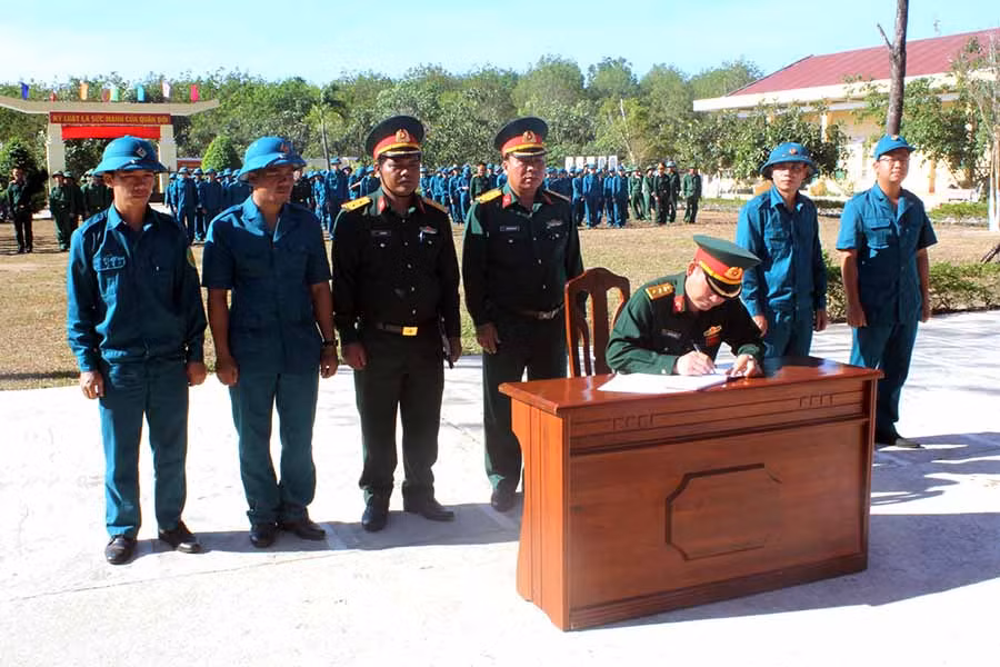 Lễ ra quân huấn luyện sẵn sàng chiến đấu. Ảnh: Ngọc Sang