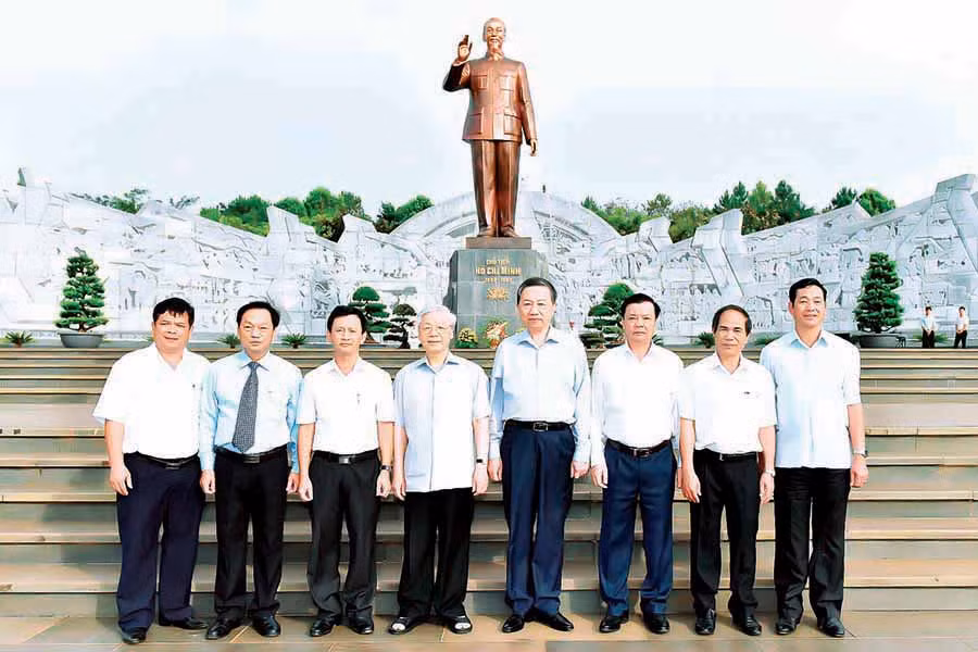 Tổng Bí thư Nguyễn Phú Trọng (thứ 4 từ trái qua) và đoàn công tác của Trung ương chụp ảnh lưu niệm với lãnh đạo tỉnh tại Quảng trường Đại Đoàn Kết (TP. Pleiku) tháng 4-2017. Ảnh: Đ.T