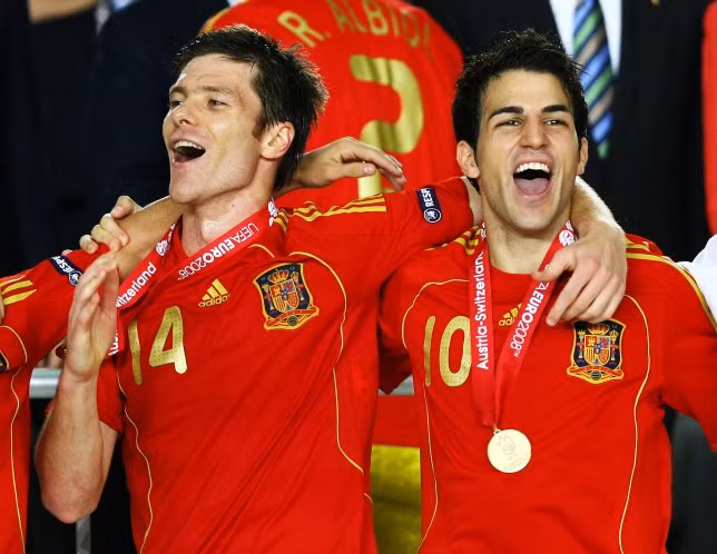 Xabi Alonso từng suýt làm đồng đội của Fabregas tại Arsenal
