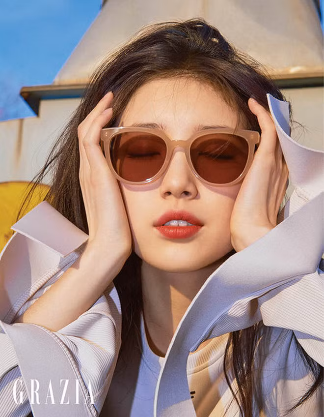 Nữ ca sĩ kiêm diễn viên chọn lối trang điểm nhẹ nhàng cùng điểm nhấn là đôi môi dày gợi cảm. Trước ống kính, cô tự tin tạo dáng cùng mái tóc xõa tự nhiên và khoe gương mặt đẹp không góc chết/ ẢNH: CHỤP MÀN HÌNH ALLKPOP